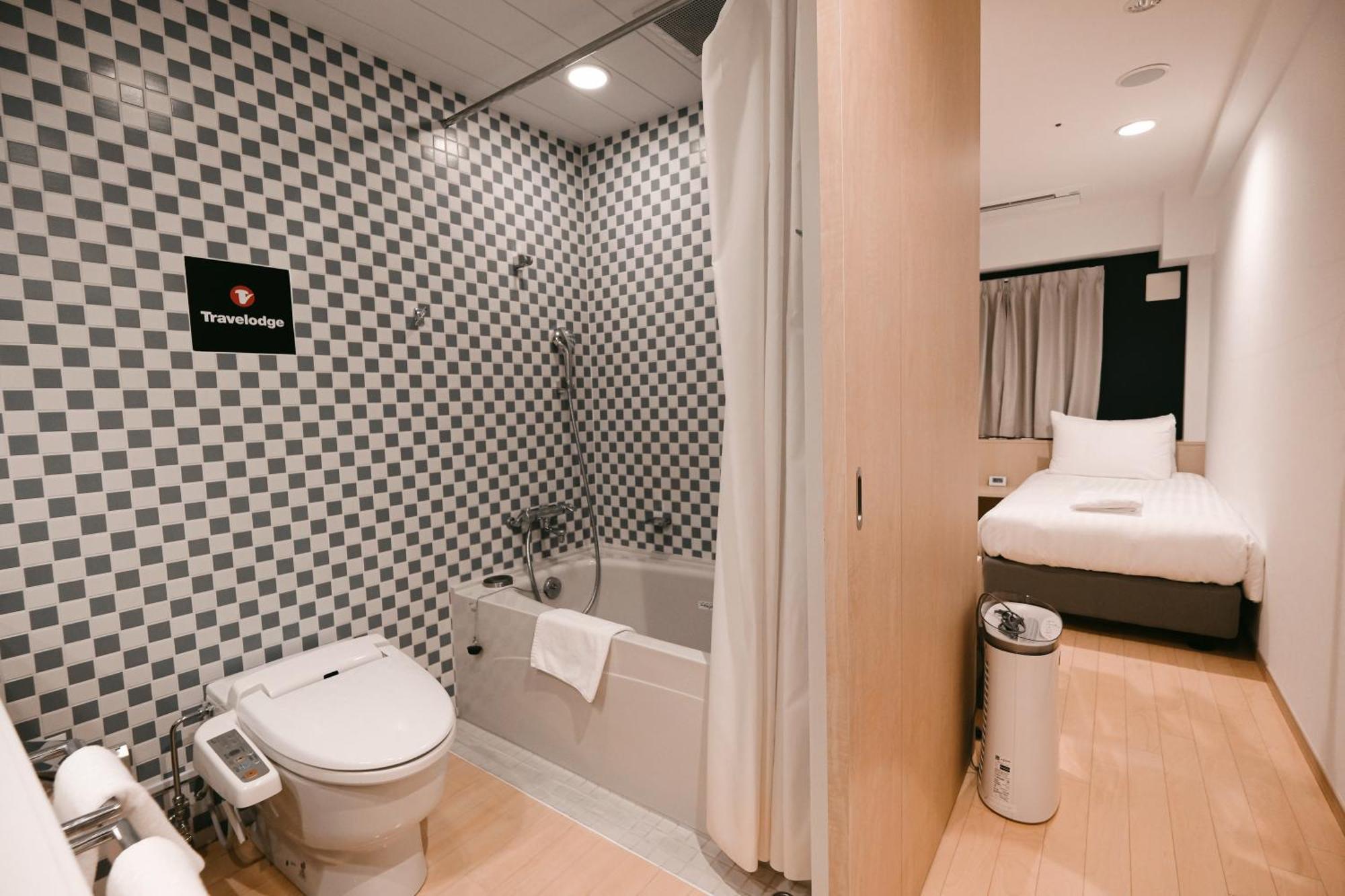 Travelodge Honmachi โรงแรม 3*